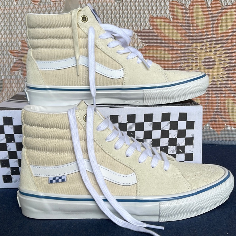 Vans WMNS Skate Sk8-Hi
(Raw Canvas)Classic White
VNOA5FCCACV
Sneakers